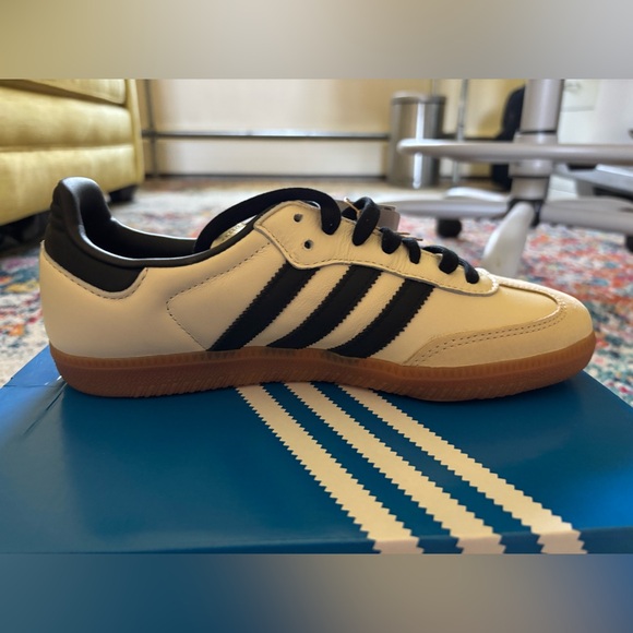 Adidas Black and White Sneakers with Iconic Stripes - Picture 5 of 8